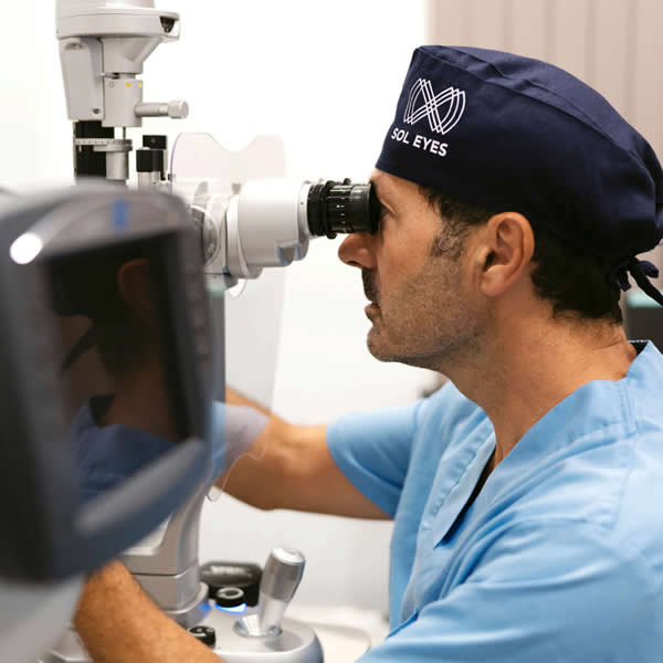 Dr. Antonio Soler Revisando Patologías Oculares