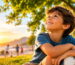 Niño jugando al aire libre para favorecer la prevención de la miopía infantil mediante la exposición a la luz natural